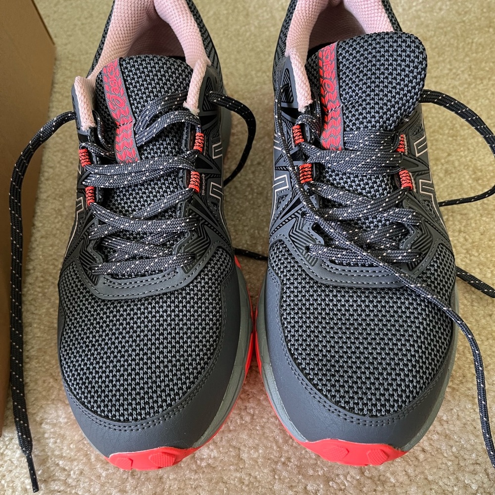 ASICS ladies size 9 wide trail walking shoes